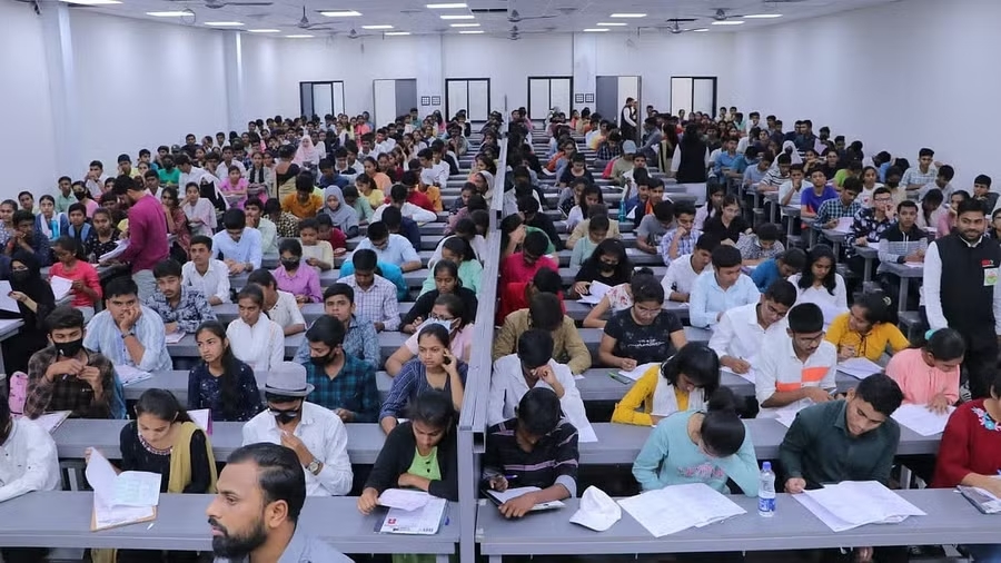  Sinh viên các Viện Công nghệ Ấn Độ áp lực phía sau 'tấm vé vàng' 